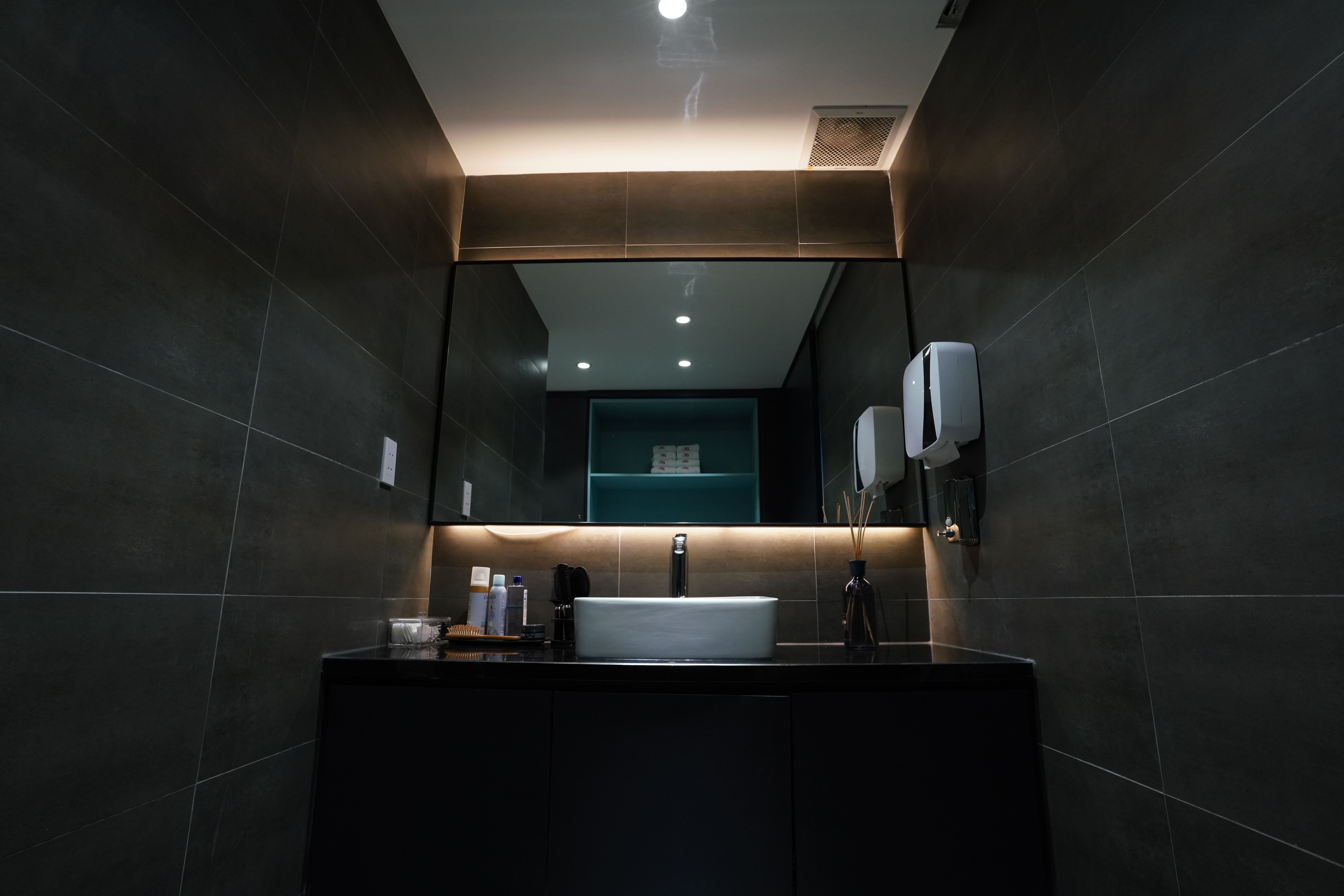 Khu vực trang điểm được trang bị đầy đủ dụng cụ